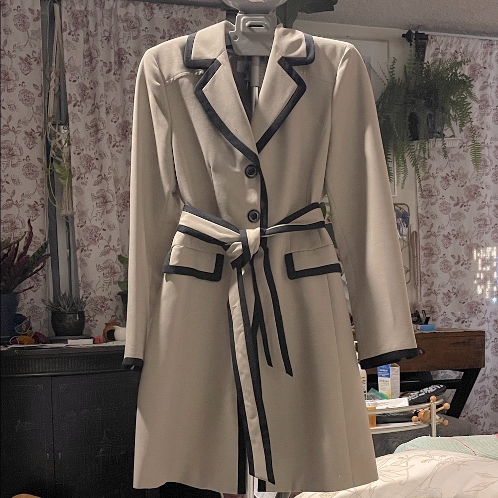 Le Suit Women's Beige Blazer with Dark Trim